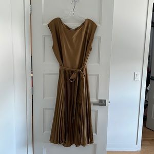 Sleveless midi dress in pleated satin